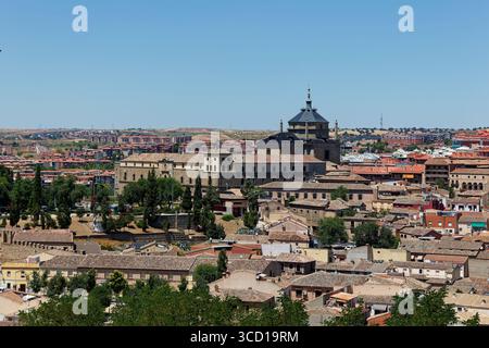 Blick auf Toledo mit der Kirche San Juan Bautista Prominent und Hospital Tavera Stockfoto