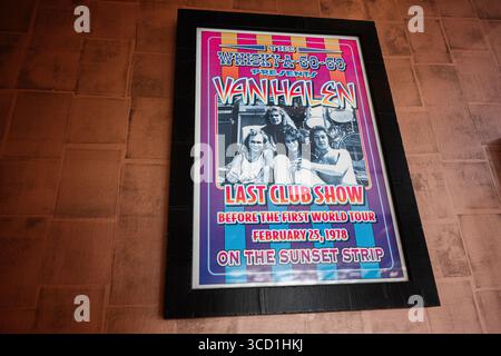 Krakau, Polen - 08. Juli 2025: Ein gerahmtes Van Halen-Bandkonzert Whisky A Go-Go-Poster in lebhaften Farben auf einer strukturierten Wand in Krakau. Stockfoto