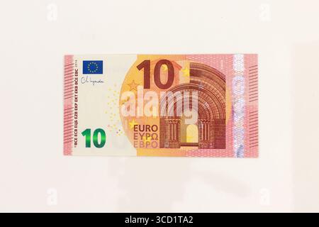 Vorderseite einer 10-Euro-Banknote auf weißem Hintergrund Stockfoto