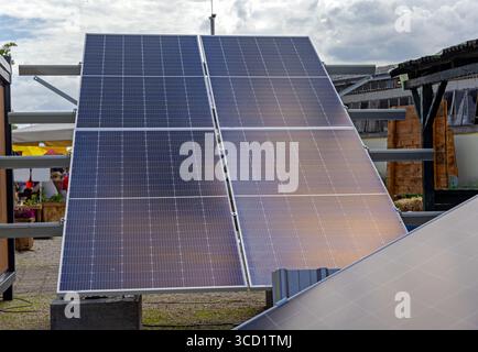 Acht Solar Panels Array Set im Winkel elektrische Energie Ausrüstung Stockfoto