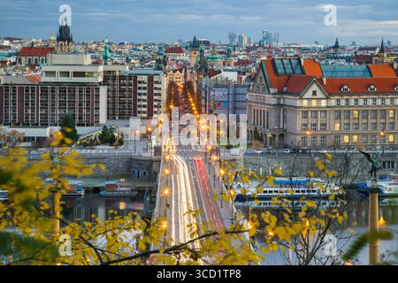 Ein atemberaubender Blick auf die historischen Brücken über die Moldau in Prag, Tschechien, ein Reise- und Tourismusbild der historischen Städte Europas Stockfoto