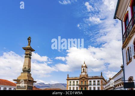 Historische Fassaden und eine Statue von Tiradentes auf dem zentralen Platz der historischen Stadt Ouro Preto in Minas Gerais, Ouro Preto, Minas Gerais, Brasilien Stockfoto