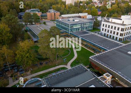 Fontainebleau, Frankreich - 22. Oktober 2024: Aus der Vogelperspektive die moderne Architektur der INSEAD Business School inmitten einer grünen Landschaft, in der geometrische Gebäude sich mit den organischen Formen der Bäume abheben. Stockfoto