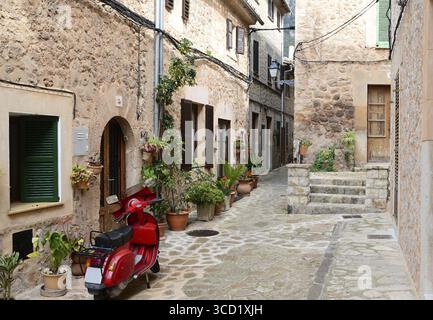 Enge Straße in der Altstadt von Valdemossa auf Mallorca, Spanien. Gasse in der Altstadt von Valdemossa auf der Insel Mallorca, Spanien Stockfoto
