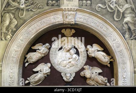 Madonna mit vier Engeln, Grab von Filippo Strozzi, Marmor, von Benedetto da majano, Santa Maria Novella Principal dominikanische Kirche in Florenz, Italien Stockfoto