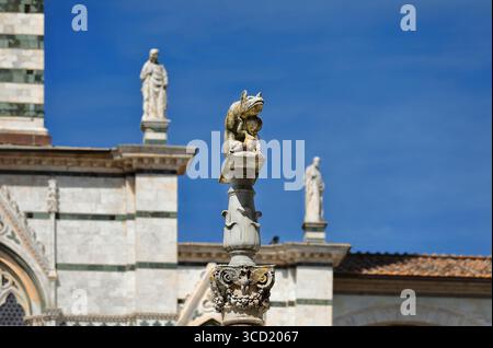 200 südlich eine von zwei Lupa Senese - Sienese Wolf - Statuen auf Säulen vor dem Dom, Symbol der mythischen Grundlage der Stadt. Siena-Toskana Stockfoto