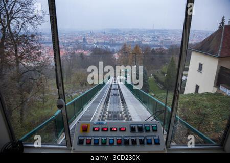Blick von der Kabine der Petřín-Seilbahn in Prag, Tschechische Republik, die Gleise führen in Richtung Stadt Stockfoto