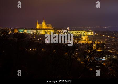 Blick auf die beleuchtete Prager Burg vom Petrin Hügel bei Nacht Stockfoto