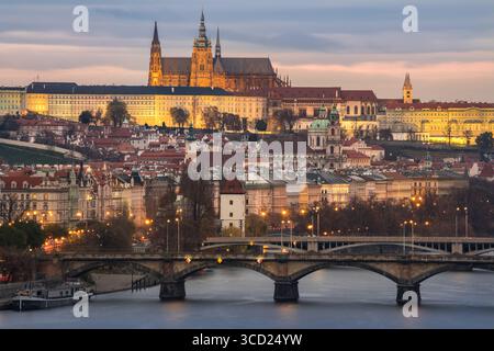 Blick auf die Prager Burg, die Moldau und Brücken von Vysehrad, obere Burg, bei Sonnenuntergang Stockfoto