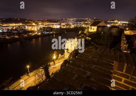 Blick auf die Prager Burg, die Moldau, Petrin und Brücken von Vysehrad, oberer Burg, bei Nacht Stockfoto
