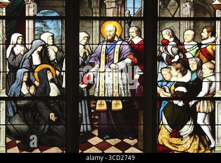 St. Franziskus de Sales überreicht Saint Jeanne de Chantal in den Verfassungen des Ordens der Besuche, Buntglas, Kirche Saint Severin, Paris, Stockfoto