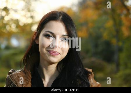 Herbstporträt der schönen Latina-amerikanischen jungen Frau Kopf und Schultern Vorderansicht Stockfoto