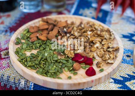 Gesunde Bisse. Mandeln, Walnüsse, Kürbissamen, Rüben Stockfoto