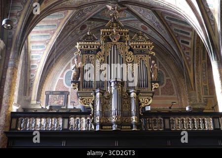 Orgel im Chor der Pfarrkirche in St. Wolfgang am Wolfgangsee in Österreich Stockfoto