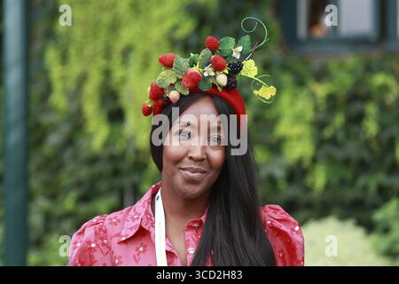 Frau mit Erdbeermütze bei den Wimbledon Champio nships 2025 in London, England, Großbritannien Stockfoto