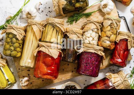 Verschiedene Arten konservieren Gemüse und Pilze in Glasgefäßen. Draufsicht, flach liegend Stockfoto