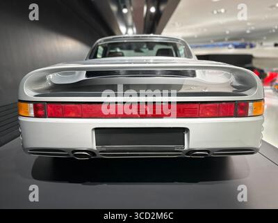Nahaufnahme des legendären Porsche 959 Hecks mit durchgehender Heckleuchte, integriertem Spoiler und Quad-Auspuffrohren. Stockfoto