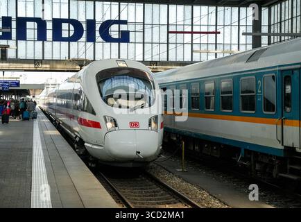 Ein ICE-Zug, der am Münchner Hauptbahnhof ankommt, Bayerns größtem Eisenbahnknotenpunkt. Ein weiterer Zug auf Einem parallelen Gleis Stockfoto