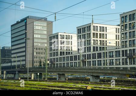 Eine Reihe Von Häusern Im Arnulfpark, Einem Stadtentwicklungsgebiet In München, Das Auf Dem Ehemaligen Eisenbahnland Errichtet Wurde. Die Gegend Ist Bekannt Für Ihre Moderne Architektur Stockfoto