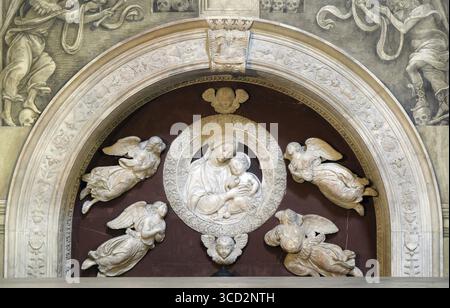 Madonna mit vier Engeln, Grab von Filippo Strozzi, Marmor, von Benedetto da majano, Santa Maria Novella Principal dominikanische Kirche in Florenz, Italien Stockfoto