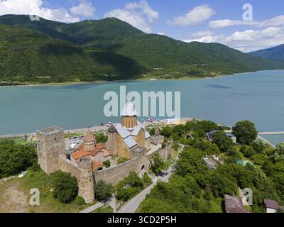 Mittelalterliche Burg auf einem See mit umliegenden Bergen und bewaldeter Landschaft, aus der Vogelperspektive, Schloss Ananuri, Stausee Zhinvali, Shinvali, Jinvali oder Shinv Stockfoto