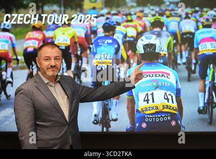Prag, Tschechische Republik. August 2025. David Prusa, Präsident des Tschechischen Radsportverbandes, Gesten bei einer Pressekonferenz für das tschechische Radrennen durch Prag, Tschechische Republik, am 12. August 2025. Quelle: Michaela Rihova/CTK Photo/Alamy Live News Stockfoto