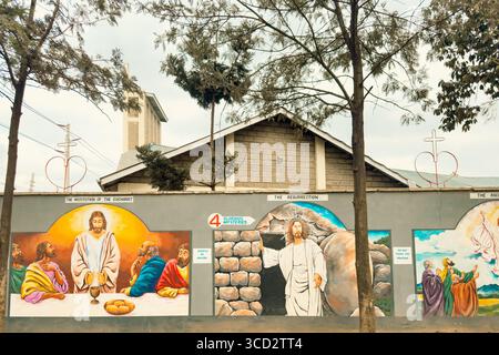 Blick auf spirituelle Gemälde an der Wand der katholischen Kirche Saint Joseph im Vorort Mlolongo im Machakos County, Kenia Stockfoto