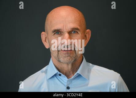 Prag, Tschechische Republik. August 2025. Der tschechische Tourpräsident Robert Kolar posiert am 12. August 2025 auf einer Pressekonferenz für das tschechische Radrennen durch Prag. Quelle: Michaela Rihova/CTK Photo/Alamy Live News Stockfoto