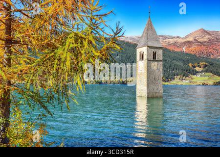 Erstaunliche herbstliche Seenlandschaft mit untergetauchtem Glockenturm im Reschensee oder Reschensee. Ort: Dorf Graun im Vinschgau, Südtiroler Provinz, Stockfoto
