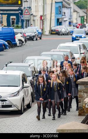 Gruppe von Mittelschüler in Lumen Christi College Uniformen, die auf einem Bürgersteig entlang der Bishop Street, Derry, County Londonderry, Northern IR laufen Stockfoto