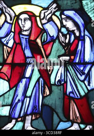 Heimsuchung, Elizabeth, Glasfenster in der Basilika St. Vitus in Ellwangen, Deutschland Stockfoto