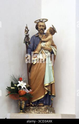 Hl. Josef mit Kind Jesus, Statue auf dem Altar in der St. Joseph Kirche in Vela Luka insel Korcula, Kroatien Stockfoto