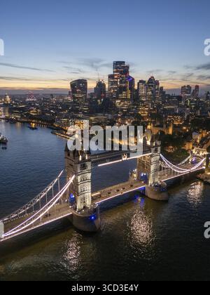 Blick aus der Vogelperspektive auf die beleuchtete Turmbrücke über die themse mit der atemberaubenden Skyline von london bei Nacht, london, england, vereinigtes Königreich. Stockfoto
