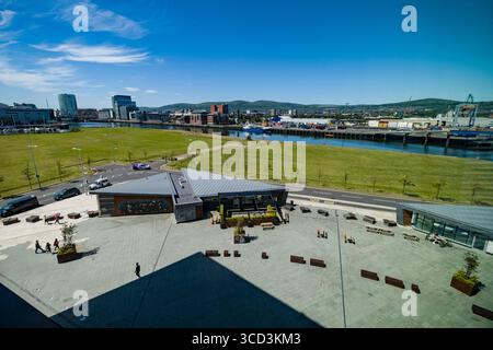 Blick auf den Belfast Handelshafen vom Titanic Belfast Museum, Belfast, County Antrim, Nordirland, Großbritannien Stockfoto