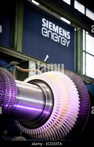 Siemens Energy Deutschland, Deutschland, Berlin, 05.08.2025 Symbol Siemens Energy mit der Turbine einer Gasturbine bei einem Prressetermin mit der Wirtschaftsministerin im Siemens Gasturbinenwerk bei der Siemens AG und Siemens Energy in der Turbinenhalle die ehe. AEG-Turbinenfabrik in Berlin Deutschland en: Symbol Siemens Energy mit der Turbine einer Gasturbine bei einer Pressekonferenz mit dem Wirtschaftsminister im Siemens Gasturbinenwerk der Siemens AG und Siemens Energy in der Turbinenhalle des ehemaligen AEG Turbinenwerks in Berlin. *** Siemens Energy Deutschland, Germa Stockfoto