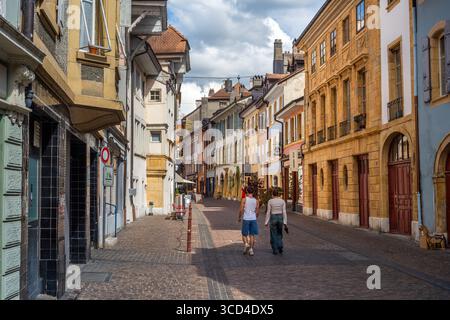 Yverdon les Bains, Schweiz - 24. Juli 2025: Malerische Straßenszene in einer bezaubernden europäischen Stadt mit bunten Gebäuden und Kopfsteinpflaster Stockfoto