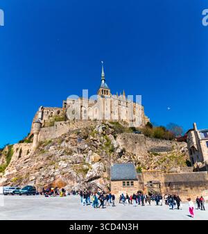 Ein großes Bild, das aus nächster Nähe die berühmte Abtei Mont-Saint-Michel bietet, die majestätisch am blauen Himmel thront. Stockfoto
