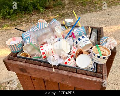 Stapel von Eisbecher in der Mülltonne in der Nähe von Süßwarenläden, das Konzept für Einwegabfälle Stockfoto
