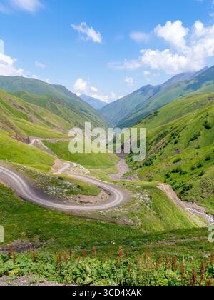 Die wunderschöne Berglandschaft von Upper Khevsureti, Georgien. Reisen Stockfoto