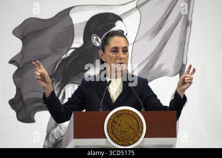 Nicht exklusiv: Die mexikanische Präsidentin Claudia Sheinbaum Pardo stellt den Präsidenten der Präsidialkommission für Wahlreform, Pablo Gomez (n Stockfoto