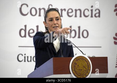 Nicht exklusiv: Die mexikanische Präsidentin Claudia Sheinbaum Pardo stellt den Präsidenten der Präsidialkommission für Wahlreform, Pablo Gomez (n Stockfoto