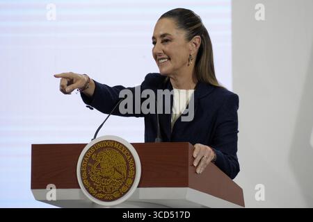 Nicht exklusiv: Die mexikanische Präsidentin Claudia Sheinbaum Pardo stellt den Präsidenten der Präsidialkommission für Wahlreform, Pablo Gomez (n Stockfoto