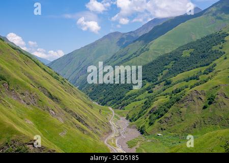 Die wunderschöne Berglandschaft von Upper Khevsureti, Georgien. Reisen Stockfoto