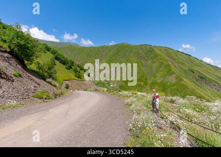 Die wunderschöne Berglandschaft von Upper Khevsureti, Georgien. Reisen Stockfoto