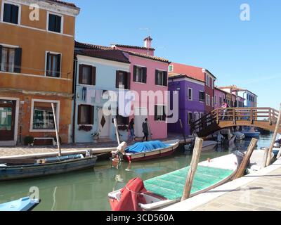Burano, Italien 11. Oktober 2019: Burano ist eine Insel in der Lagune von Venedig, Norditalien, bei Torcello am nördlichen Ende der Lagune. Stockfoto