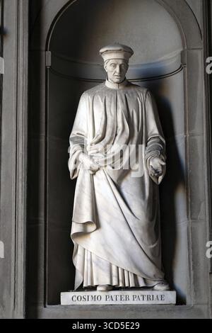 Cosimo Pater Patriae, Statue, die in den Nischen der Uffizien Kolonnade. Die erste Hälfte des 19. Jahrhunderts von 28 Statuen von berühmten Peop besetzt waren Stockfoto