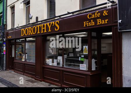 CARDIFF, Großbritannien - 8. AUGUST 2025 - traditionelles Café und Fischbar Dorothy's zeigt seine Ladenfront im Stadtzentrum von Cardiff Stockfoto