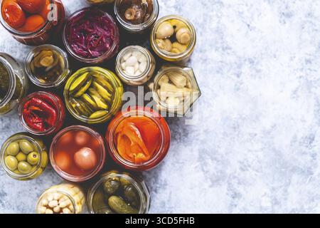 Verschiedene Arten konservieren Gemüse und Pilze in Glasgefäßen. Draufsicht, flach liegend Stockfoto