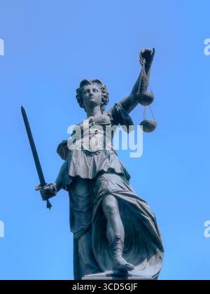 frankfurt. deutschland - Rechtfertigung Denkmal von der Spitze des Springbrunnens der Gerechtigkeit mit blauem Himmel im Hintergrund bei Tageslicht Stockfoto
