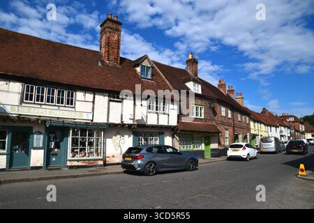Straßenszene im historischen Dorf West Wycombe, Buckinghamshire, Großbritannien Stockfoto